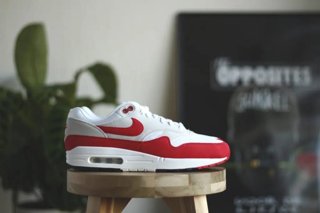 Nike Air Max 1 Anniversary Red op bruin krukje