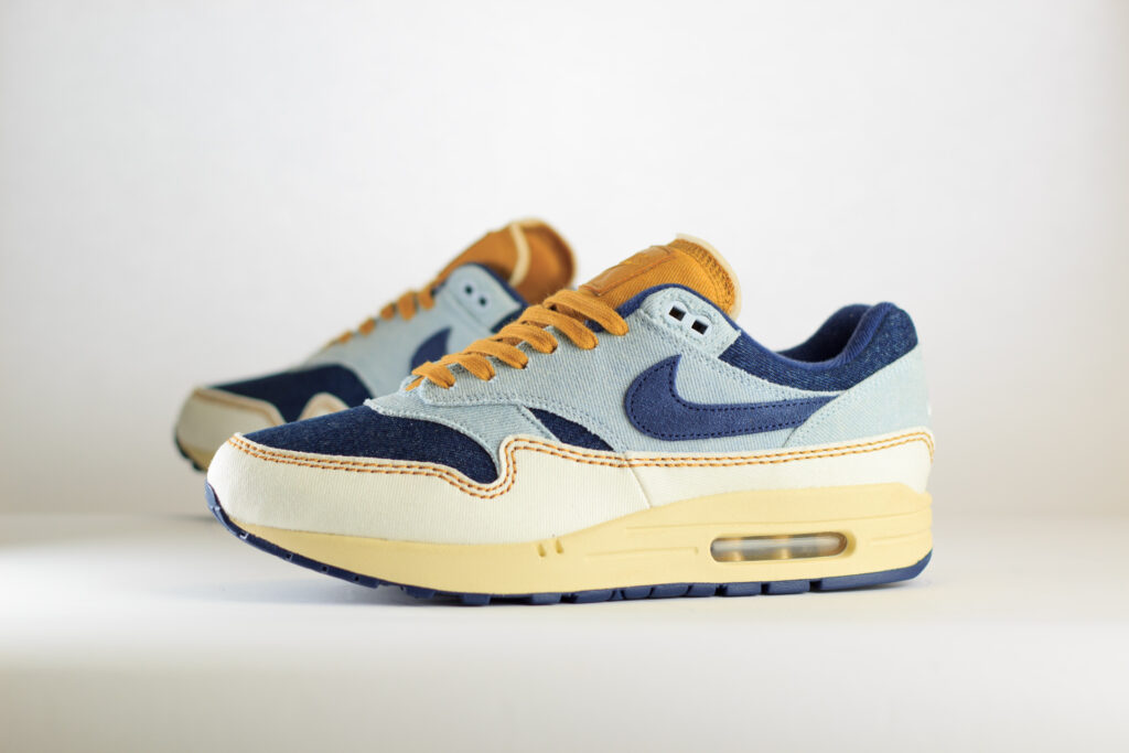 Nike Air Max 1 ’87 Denim Aura (W) – Wit/Blauw Heren/Dames/Uniseks Sneakers – Denim - FQ8900-440 – Zijkant