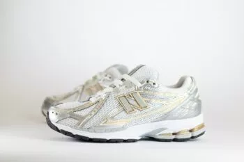 New Balance 1906R White Rain Cloud Silver Metallic – Wit/Zilver/Goud - Heren/Dames/Unisex Sneakers – Mesh/Leer - M1906RI - Zijkant