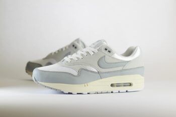 Nike Air Max 1 ’87 Light Smoke Grey (W) – Grijs/Wit Heren/Dames/Unisex Sneakers – Leer/Mesh - HF0026-001 – Zijkant