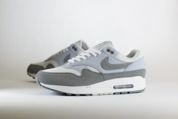 Nike Air Max 1 ’87 Photon Dust Wolf Grey – Grijs/Wit Heren/Dames/Unisex Sneakers – Leer/Suède - HM9936-001 – Zijkant