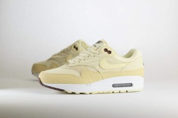 Nike Air Max 1 ’87 Safari Coconut Milk (W) – Geel/Wit Heren/Dames/Uniseks Sneakers – Mesh/Leer - FD9856-100 – Zijkant