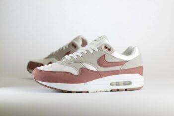 Nike Air Max 1 ’87 Smokey Mauve (W) – Mauve/Wit Heren/Dames/Uniseks Sneakers – Vilt/Mesh - DZ2628-104 – Zijkant