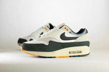 Nike Air Max 1 Athletic Department – Geel/Zwart/Wit Heren/Dames/Uniseks Sneakers – Suède/Leer/Mesh - FN7487-133 – Zijkant