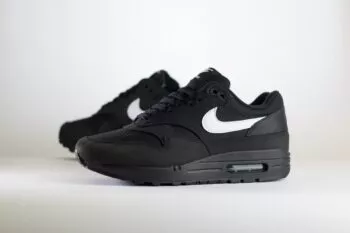 Nike Air Max 1 Black White Swoosh – Zwart/Wit Heren/Dames/Uniseks Sneakers – Suède/Mesh - FZ0628-010 – Zijkant