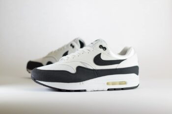 Nike Air Max 1 Black and White (W) – Zwart/Wit Heren/Dames/Uniseks Sneakers – Vilt/Mesh - DZ2628-102 – Zijkant