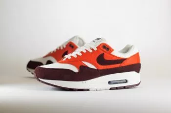 Nike Air Max 1 Burgundy Crush (2024) – Oranje/Rood/Wit Heren/Dames/Unisex Sneakers – Leer/Suède - FN6952-102 – Zijkant