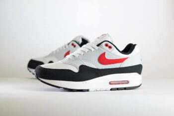 Nike Air Max 1 Chili 2.0 – Rood/Zwart/Wit Heren/Dames/Uniseks Sneakers – Vilt/Mesh - FD9082-101 – Zijkant