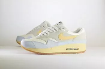 Nike Air Max 1 Crepe Light Bone (W) – Blauw/Geel/Wit Heren/Dames/Uniseks Sneakers – Canvas/Suède - FJ4735-001 – Zijkant