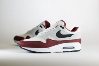 Nike Air Max 1 Dark Team Red – Rood/Wit/Zwart Heren/Dames/Uniseks Sneakers – Vilt/Mesh - FD9082-106 – Zijkant