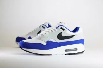 Nike Air Max 1 Deep Royal Blue – Blauw/Zwart/Wit Heren/Dames/Uniseks Sneakers – Vilt/Mesh - FD9082-100 – Zijkant