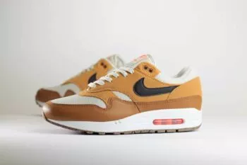 Nike Air Max 1 Essential British Tan Light Bone – Bruin/Wit/Zwart Heren/Dames/Unisex Sneakers – Leer/Mesh/Suède - FZ5808-004 – Zijkant