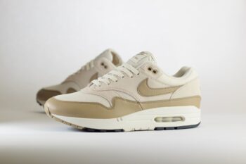 Nike Air Max 1 Essential Phantom Khaki – Khaki/Beige/Wit Heren/Dames/Unisex Sneakers – Leer/Mesh - FZ5808-001 – Zijkant