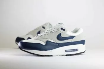 Nike Air Max 1 Essential Summit White Armory Navy – Donkerblauw/Wit/Blauw Heren/Dames/Unisex Sneakers – Leer/Mesh - FZ5808-103 – Zijkant