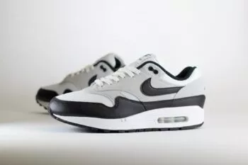 Nike Air Max 1 Essential White Pure Platinum Black – Zwart/Grijs/Wit Heren/Dames/Unisex Sneakers – Leer/Vilt/Mesh - FZ5808-102 – Zijkant