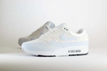 Nike Air Max 1 Football Grey (W) – Blauw/Lichtblauw/Wit Heren/Dames/Uniseks Sneakers – Vilt/Mesh - DZ2628-105 – Zijkant