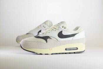 Nike Air Max 1 Grey Scale – Zwart/Wit/Grijs Heren/Dames/Unisex Sneakers – Leer/Suède - HJ3498-007 – Zijkant