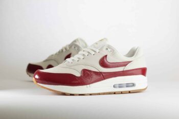 Nike Air Max 1 LX Team Red (W) – Rood/Wit Heren/Dames/Uniseks Sneakers – Leer - FJ3169-100 – Zijkant