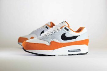 Nike Air Max 1 Monarch – Oranje/Zwart/Wit Heren/Dames/Unisex Sneakers – Suède/Mesh - FN6952-101 – Zijkant