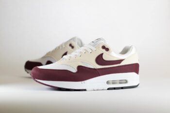 Nike Air Max 1 Night Maroon (W) – Rood/Crème/Wit Heren/Dames/Unisex Sneakers – Vilt/Mesh - DZ2628-114 – Zijkant