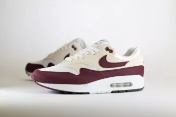 Nike Air Max 1 Night Maroon (W) – Rood/Crème/Wit Heren/Dames/Unisex Sneakers – Vilt/Mesh - DZ2628-114 – Zijkant