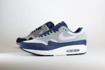 Nike Air Max 1 Obsidian Lilac Bloom – Roze/Obsidian/Donkerblauw Heren/Dames/Uniseks Sneakers – Vilt/Mesh - FD9082-001 – Zijkant