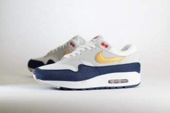 Nike Air Max 1 Olympic – Blauw/Wit/Grijs Heren/Dames/Unisex Sneakers – Vilt/Mesh - HM9604-400 – Zijkant