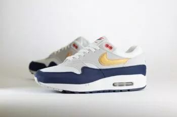 Nike Air Max 1 Olympic – Blauw/Wit/Grijs Heren/Dames/Unisex Sneakers – Vilt/Mesh - HM9604-400 – Zijkant