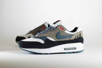 Nike Air Max 1 PRM Escape Treeline – Blauw/Zwart/Wit Heren/Dames/Uniseks Sneakers – Suède/Leer/Mesh - FJ0698-100 – Zijkant