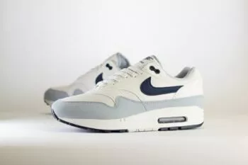 Nike Air Max 1 Platinum Tint Dark Obsidian – Grijs/Wit/Obsidian Heren/Dames/Uniseks Sneakers – Vilt/Mesh - FD9082-002 – Zijkant