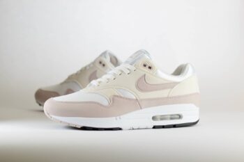 Nike Air Max 1 Platinum Violet (W) – Roze/Wit/Crème Heren/Dames/Unisex Sneakers – Vilt/Mesh - DZ2628-106 – Zijkant