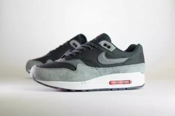 Nike Air Max 1 Premium Dark Smoke Grey – Grijs/Zwart Heren/Dames/Unisex Sneakers – Leer/Suède - HJ9292-070 – Zijkant