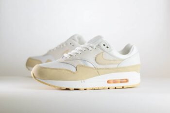 Nike Air Max 1 Premium Sanddrift (W) – Beige/Wit Heren/Dames/Uniseks Sneakers – Mesh/Suède - FB5060-100 – Zijkant