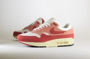 Nike Air Max 1 Red Stardust (W) – Rood/Wit/Roze Heren/Dames/Uniseks Sneakers – Vilt/Mesh - DZ2628-103 – Zijkant