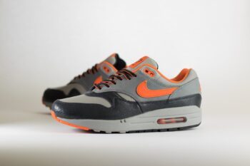 Nike Air Max 1 SP HUF Brilliant Orange – Oranje/Zwart/Grijs Heren/Dames/Unisex Sneakers – Leer - HF3713-001 – Zijkant