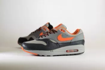 Nike Air Max 1 SP HUF Brilliant Orange – Oranje/Zwart/Grijs Heren/Dames/Unisex Sneakers – Leer - HF3713-001 – Zijkant