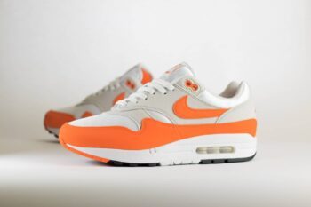 Nike Air Max 1 Safety Orange (W) – Oranje/Wit Heren/Dames/Uniseks Sneakers – Vilt/Mesh - DZ2628-002 – Zijkant