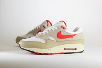 Nike Air Max 1 Since 72 – Rood/Wit/Beige Heren/Dames/Unisex Sneakers – Vilt/Leer - HF4312-100 – Zijkant