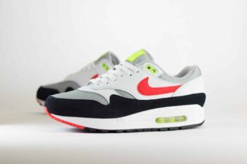 Nike Air Max 1 Volt Chili – Rood/Wit/Zwart Heren/Dames/Unisex Sneakers – Mesh/Leer/Suède - HF0105-100 – Zijkant