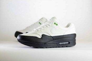 Nike Air Max 1 White Black Chlorophyll – Zwart/Wit Heren/Dames/Unisex Sneakers – Leer - FZ5160-121 – Zijkant