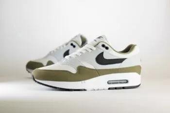 Nike Air Max 1 White Black Medium Olive – Wit/Zwart/Groen Heren/Dames/Uniseks Sneakers – Vilt/Mesh - FD9082-102 – Zijkant