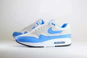 Nike Air Max 1 White University Blue – Blauw/Wit Heren/Dames/Uniseks Sneakers – Vilt/Mesh - FD9082-103 – Zijkant