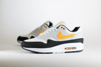 Nike Air Max 1 White University Gold – Zwart/Wit/Geel Heren/Dames/Uniseks Sneakers – Vilt/Mesh - FD9082-104 – Zijkant