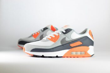 Nike Air Max 90 Safety Orange - Oranje/Zwart/Grijs/Wit Heren/Dames/Unisex Sneakers - Mesh/suède - DM0029-108 - Zijkant