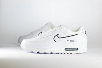 Nike Air Max 90 White Black Outlined Swoosh – Wit/Zwart – Heren/Dames/Unisex Sneakers - Leer/Mesh - HF3835-100 - Zijkant