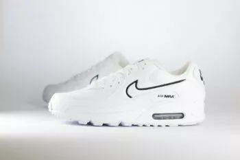 Nike Air Max 90 White Black Outlined Swoosh – Wit/Zwart – Heren/Dames/Unisex Sneakers - Leer/Mesh - HF3835-100 - Zijkant